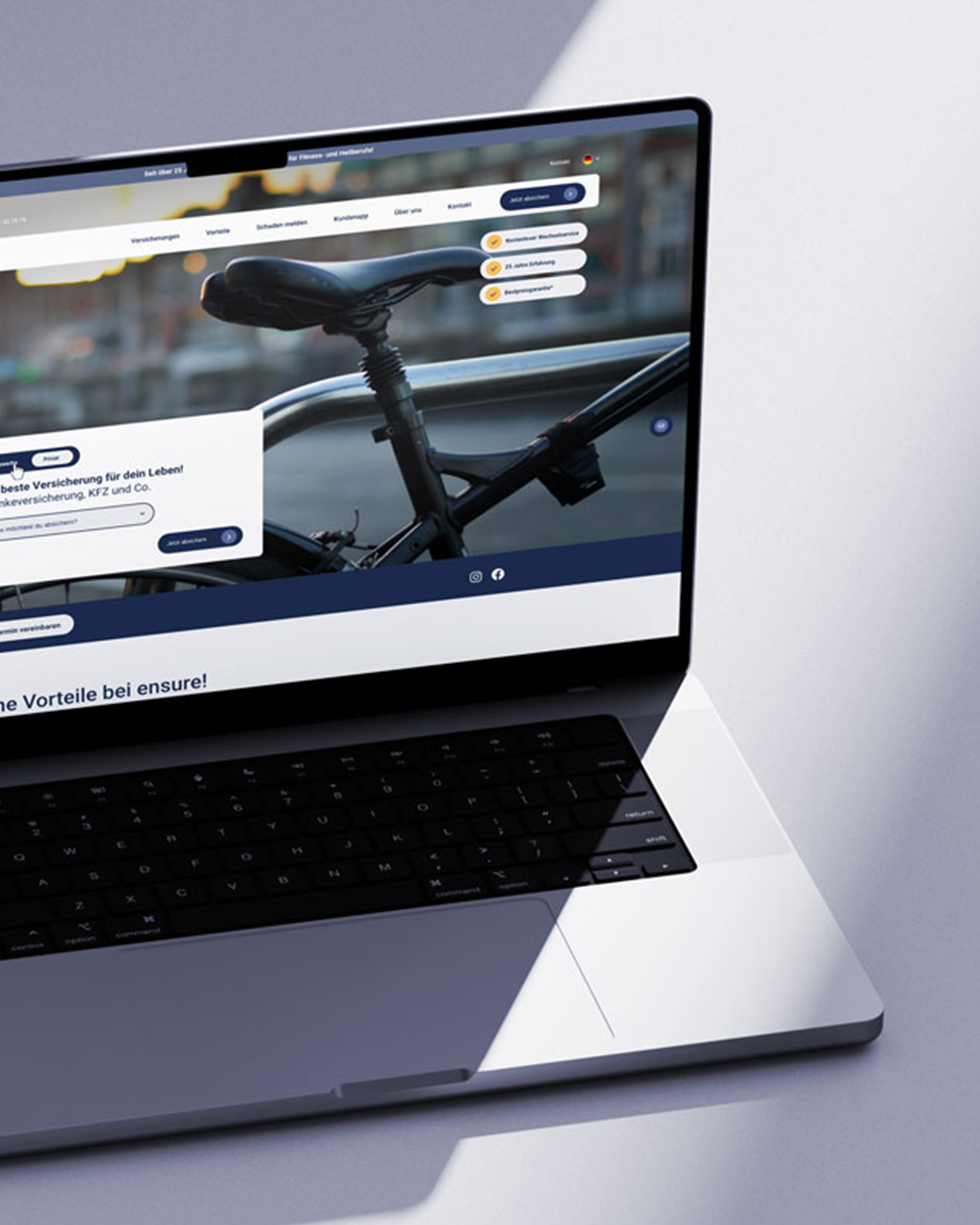 Ein im Anschnitt gezeigter Laptop auf dessen Screen eine Website zu sehen ist.