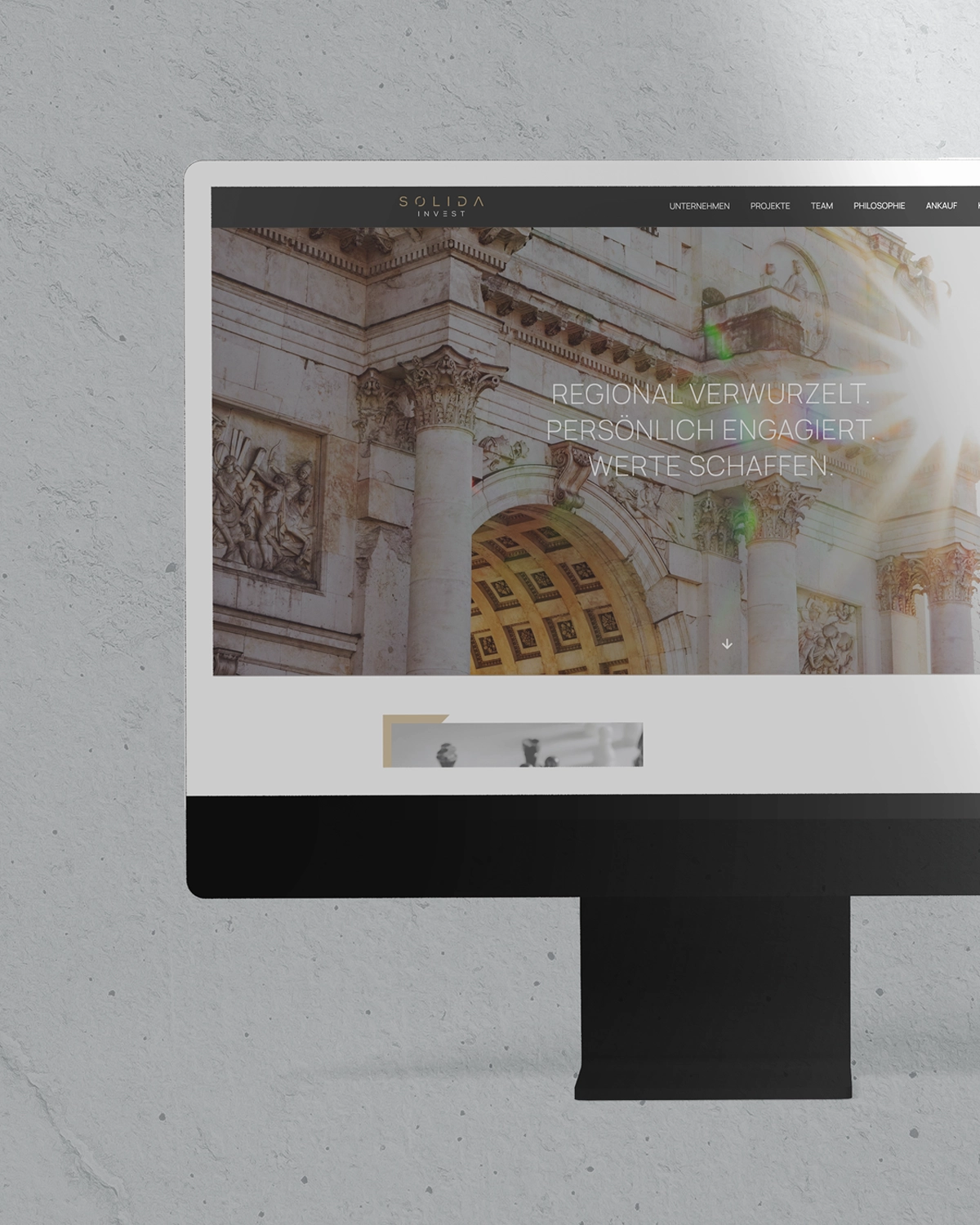 Nahaufnahme eines Bildschirms der die Startseite der Solida Invest Website zeigt.
