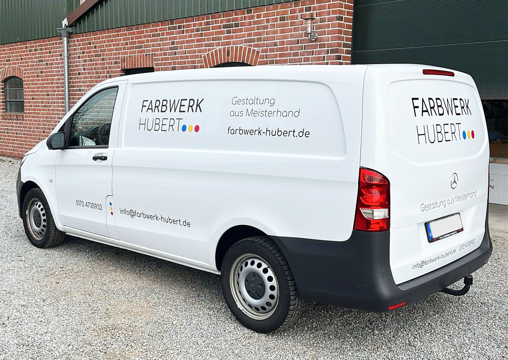 Zu sehen ist der im Corporate Design beklebte Lieferwagen.