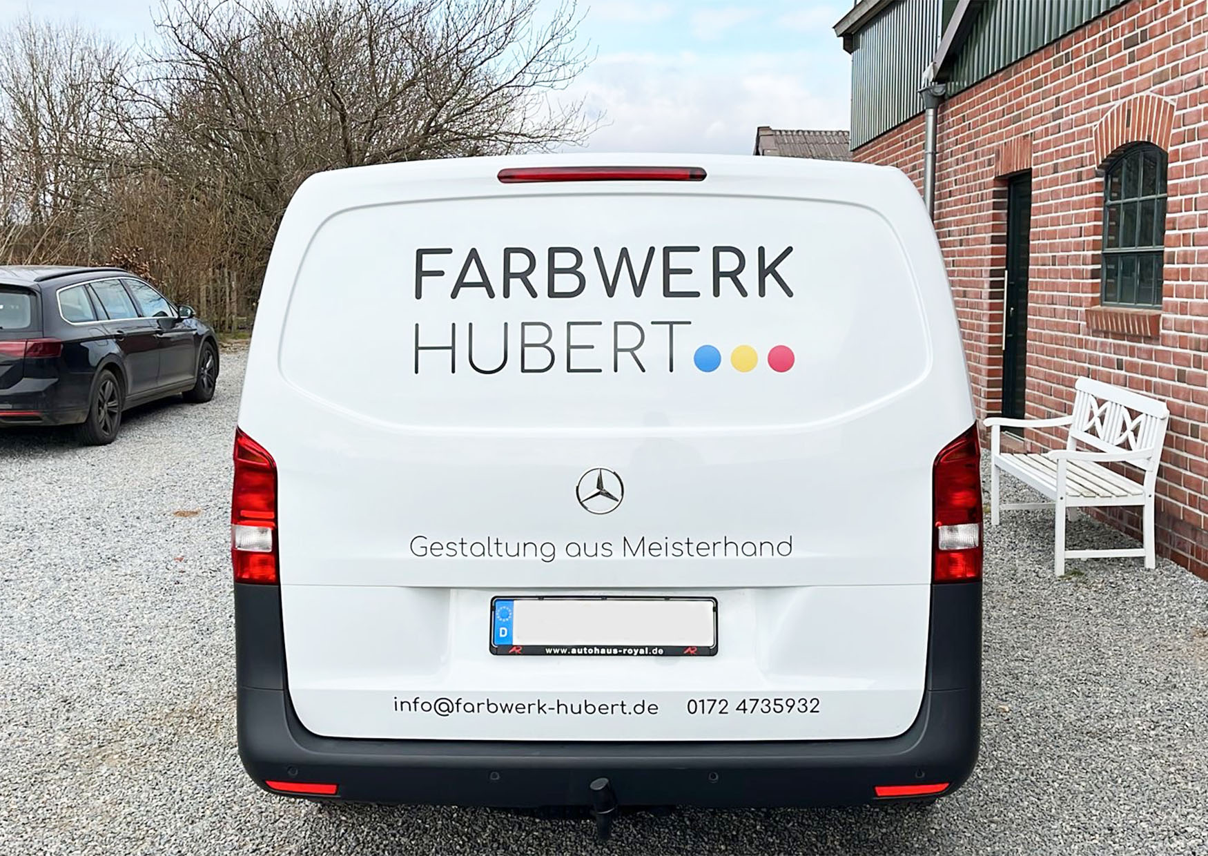 Zu sehen ist der im Corporate Design beklebte Lieferwagen.