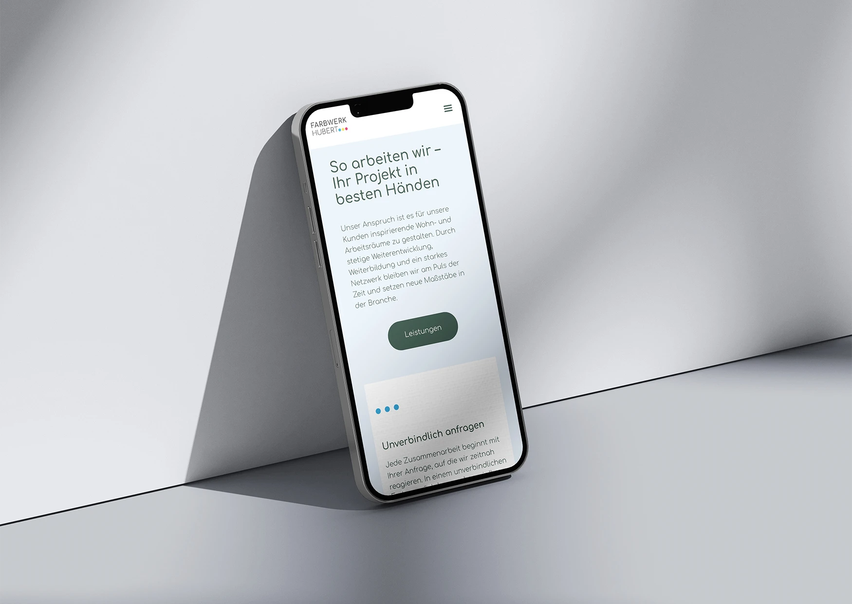 Zu sehen ist ein Handy mit dem Ausschnitt der Website.