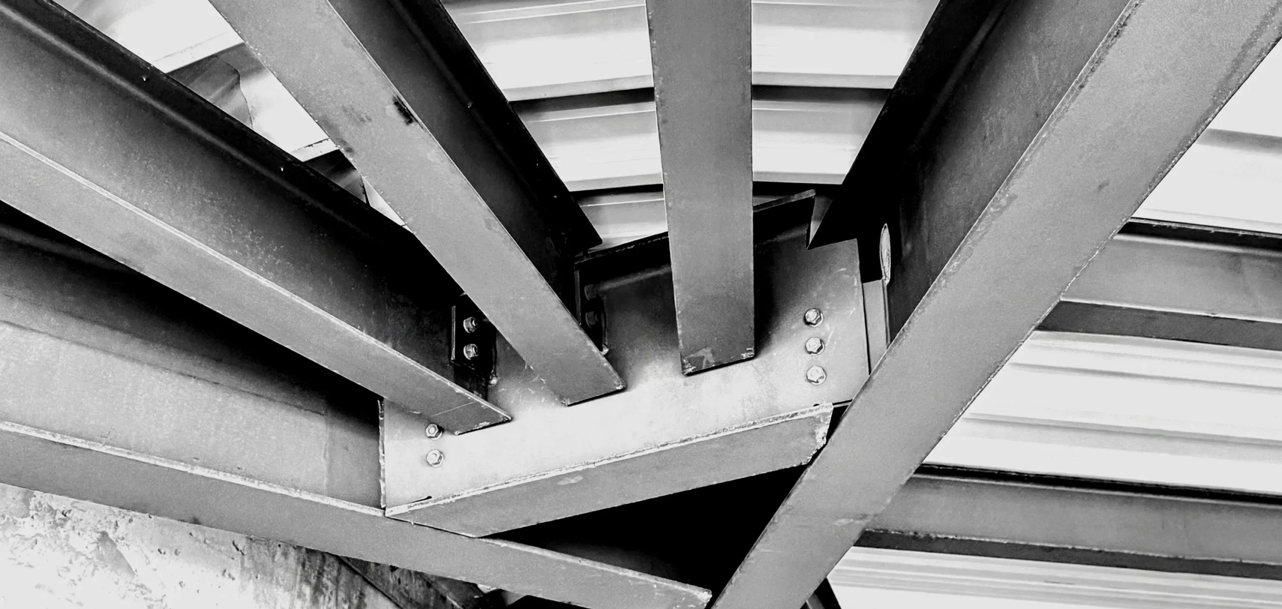 Eine architektonische Schwarzweißfotografie.
