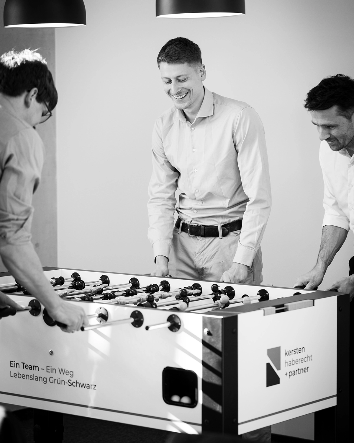 Mitarbeiter beim Kicker spielen.