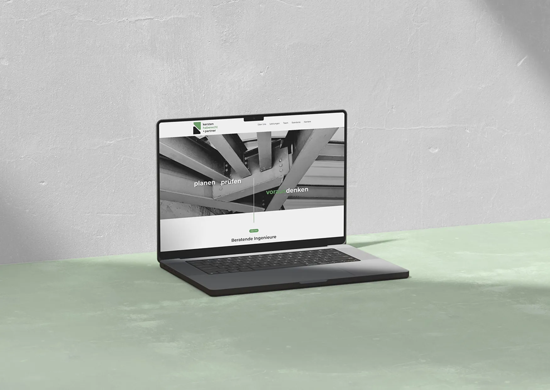 Auf einem Laptop ist die Startseite von kersten haberecht & partner zu sehen.