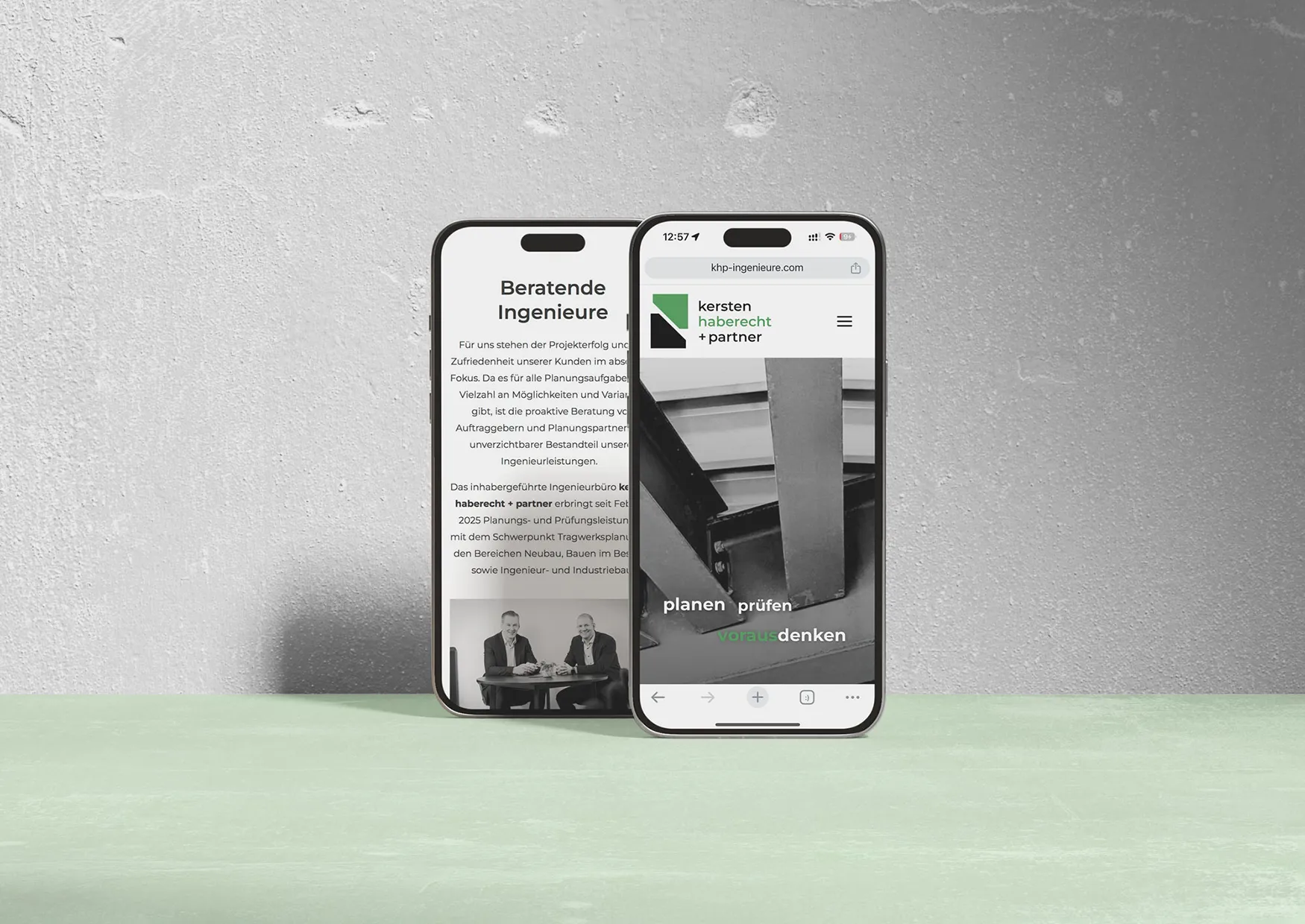 Zwei Handys, welche die Website von kersten haberecht & partner zeigen.