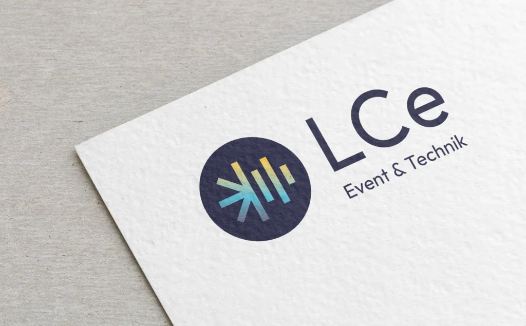 Das Logo von LCe Event & Technik auf hochwertiges Papier gedruckt.