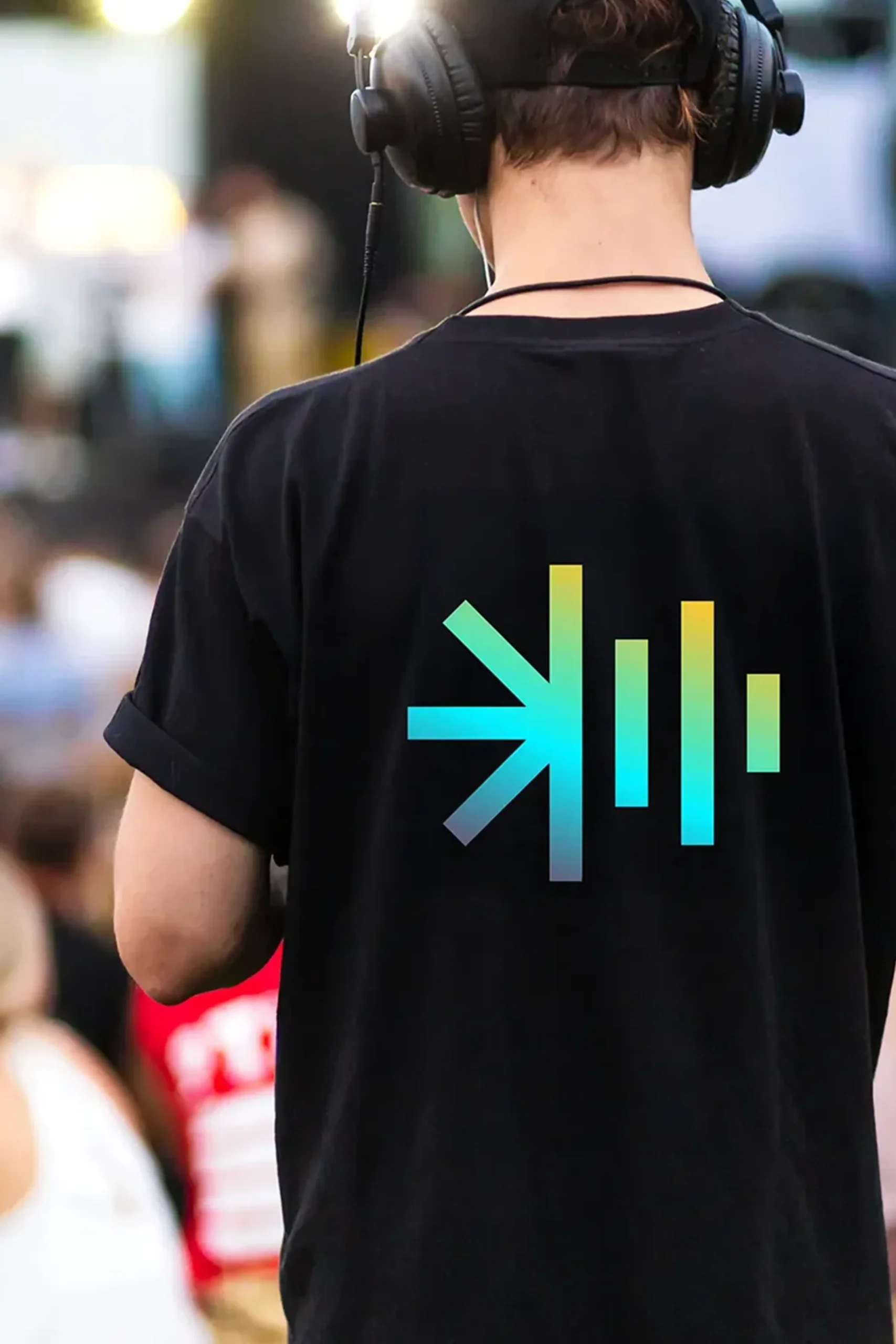 Ein Mensch der ein T-Shirt mit der LCe Logo Bildmarke trägt.