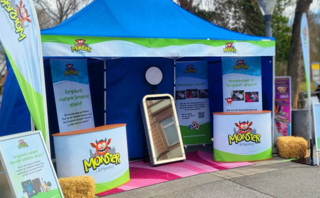 Ein Stand mit Bannern, Postern, Aufstellern und Ähnlichem.