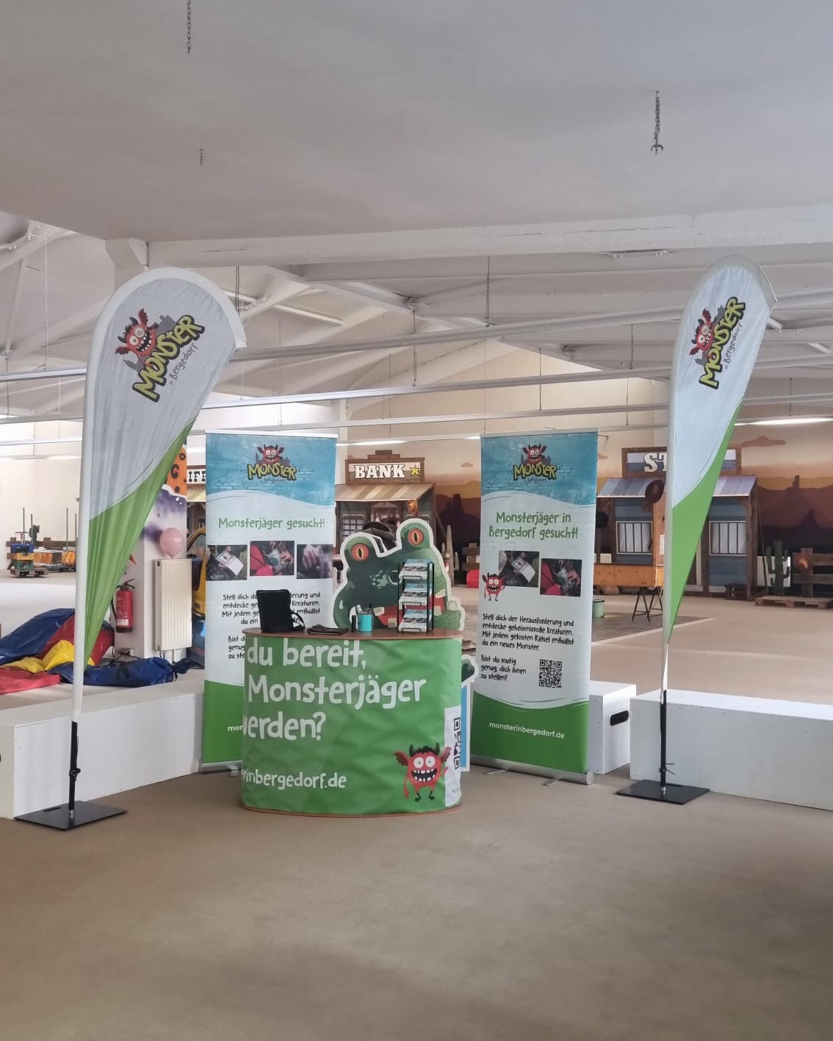 Zu sehen ist ein Stand mit Roll-Up-Bannern und Ähnlichem.