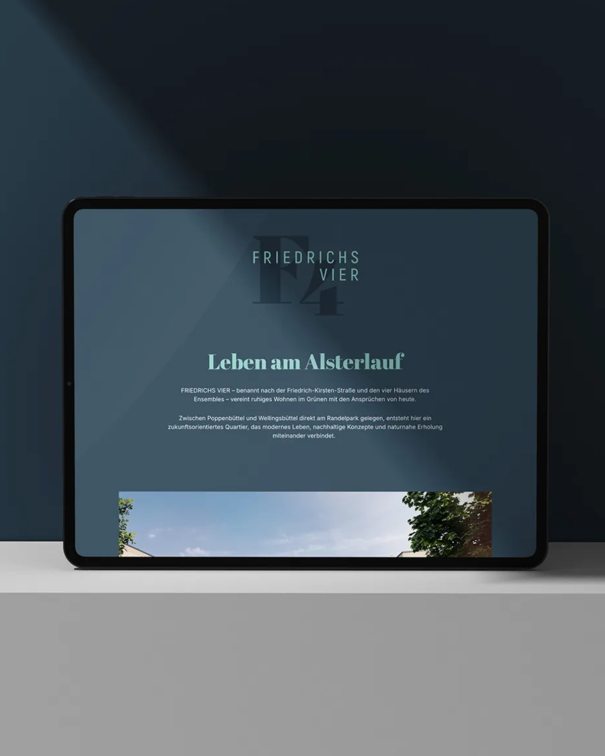 Ein Tablet zeigt die Startseite einer Website.