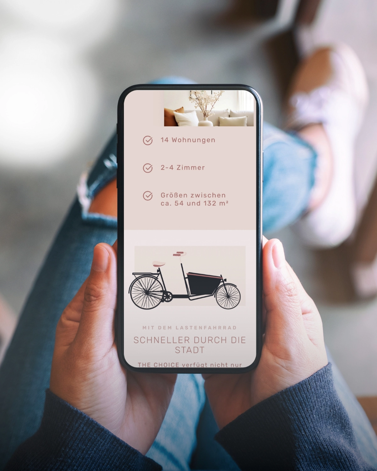 Jemand hält ein Handy in der Hand, auf dem eine Website zu sehen ist.