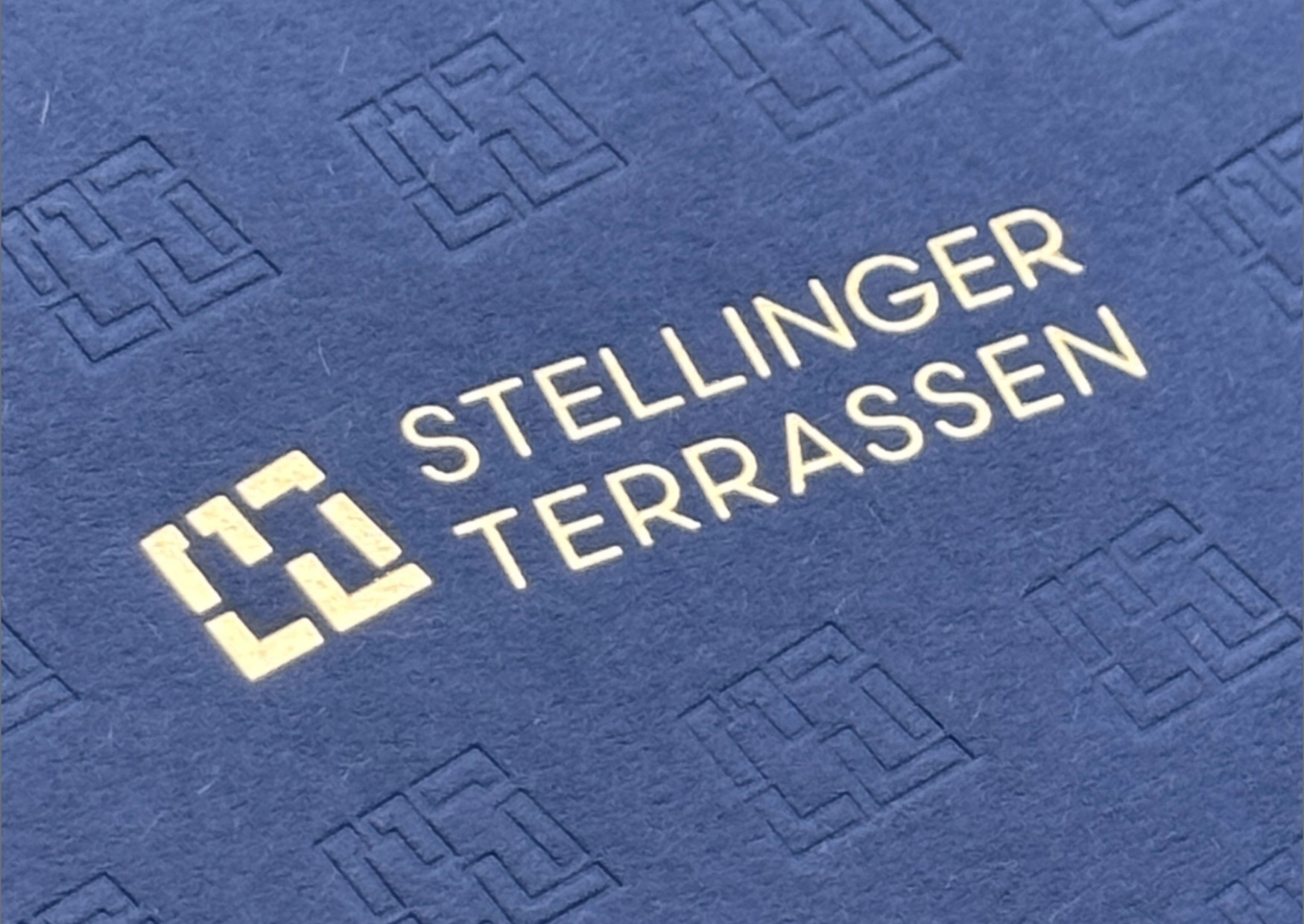 Das gold geprägte Logo.