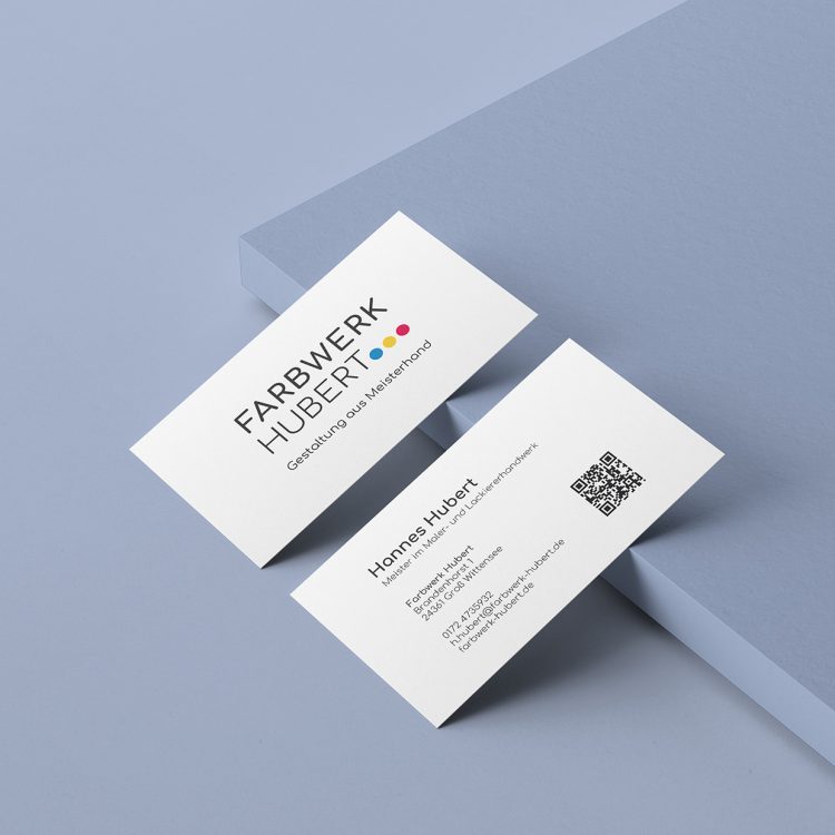 Das Bild zeigt die Vorder- und Rückseite der Visitenkarte von Farbwerk Hubert.