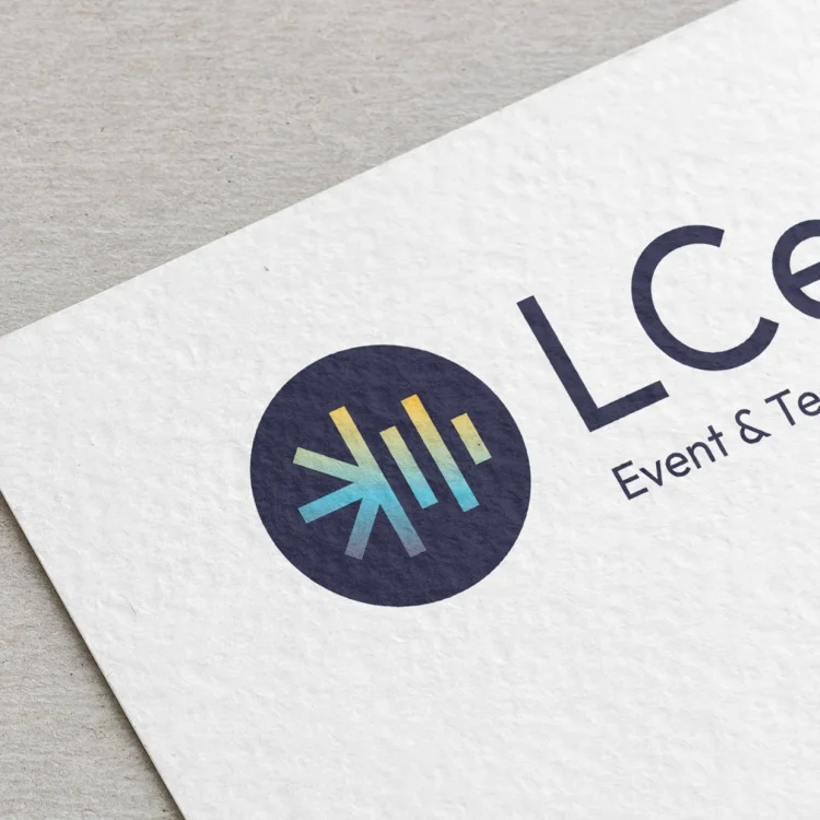 Das Logo von LCe Event & Technik auf hochwertiges Papier gedruckt.