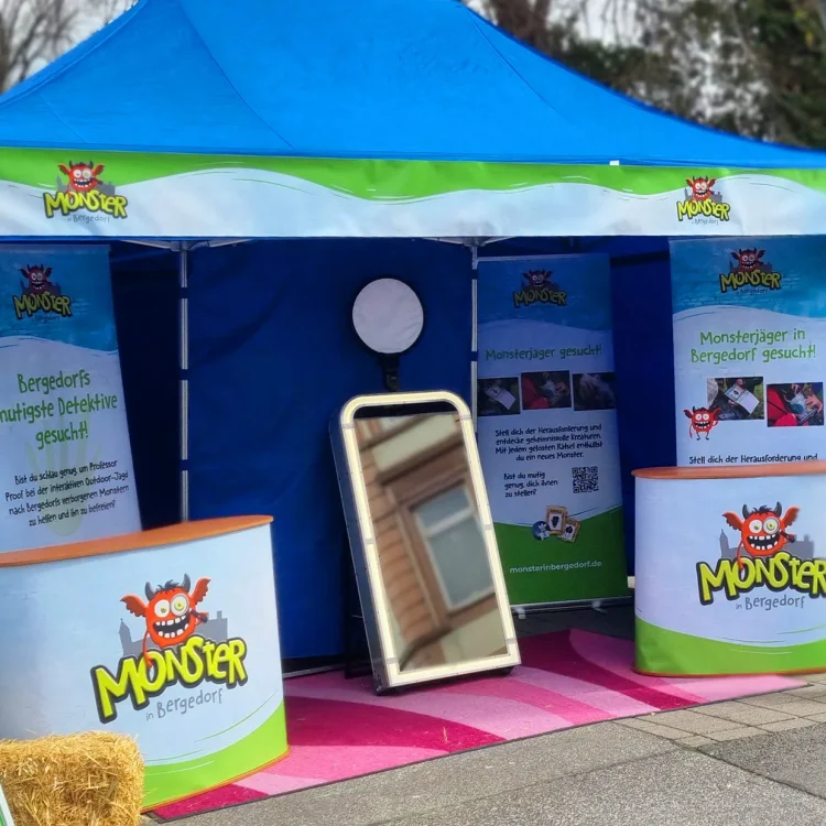 Ein Stand mit Bannern, Postern, Aufstellern und Ähnlichem.